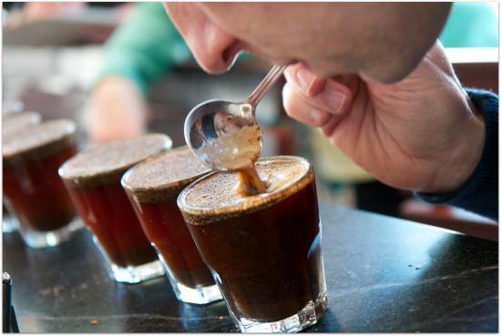 کاپینگ قهوه یک کار عملی برای امتحان کردن و ارزیابی طعم و عطر قهوه دم شده می باشد