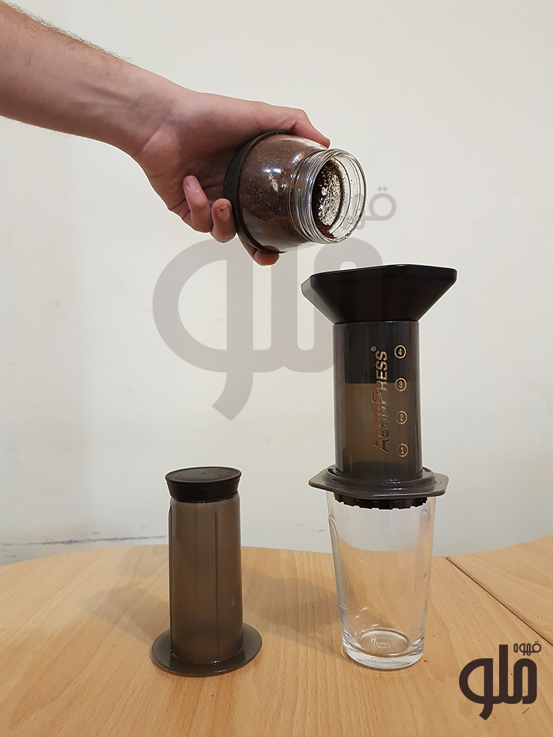 قهوه آسیاب شده را در مخزن داخل ائروپرس بریزید