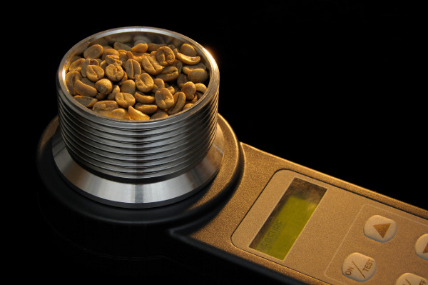 دستگاه رطوبت سنج ؛ بصورت دوره ای میزان رطوبت دانه های قهوه سبز را باید کنترل کرد
