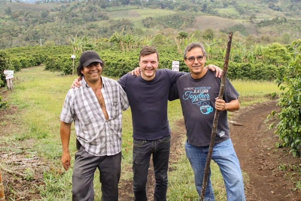 تیم وندلبو (در وسط) با الیاس روا در Finca El Suelo در Huila، کلمبیا. عکس: تیم وندلبو