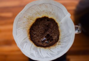 قهوه آسیاب شده مرطوب در دستگاه پُوراُوِر