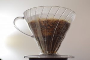 قهوه ای که در هاریو V60 در حال دم کشیدن است
