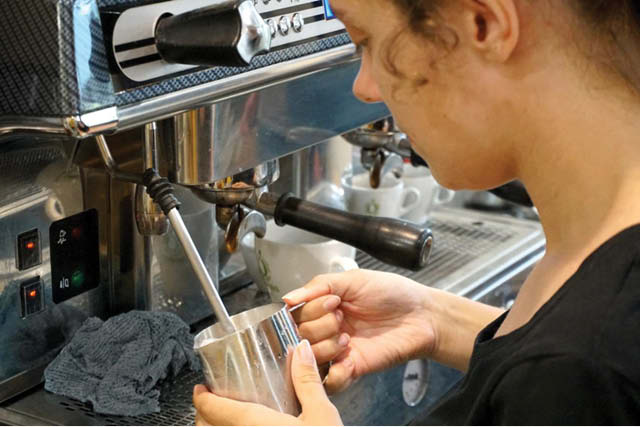 یک باریستا از Owens Coffee استفاده می کند، روسترهای محلی و ارگانیک Fairtrade. عکس: نیکول متئو