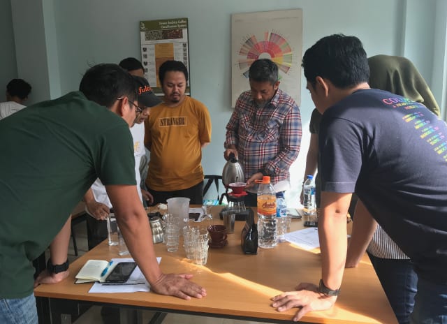 مشتاقان قهوه در جلسه آموزش دم کردن قهوه در دِپُرک اندونزی شرکت کرده اند