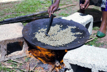 قهوه در اتیوپی درون یک ماهیتابه روست (برشته) می شود