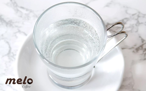آب جوش را داخل فنجان سرو بریزید 